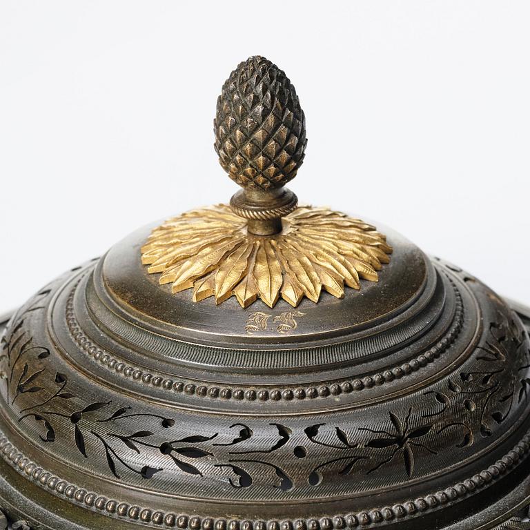 A pair of gilt bronze, marble and ceramic potpourri urns with covers, 19th century.