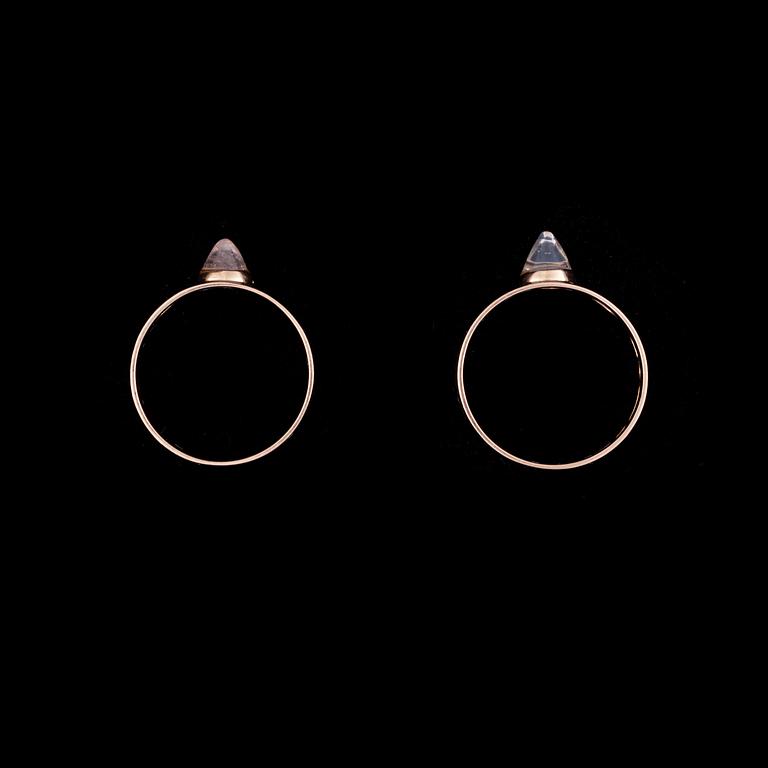 RINGAR, 2 st, guld 14K med rosenkvarts, Elis Kauppi, Kupittaan Kulta, Åbo 1959. Totalvikt 7,3 g.