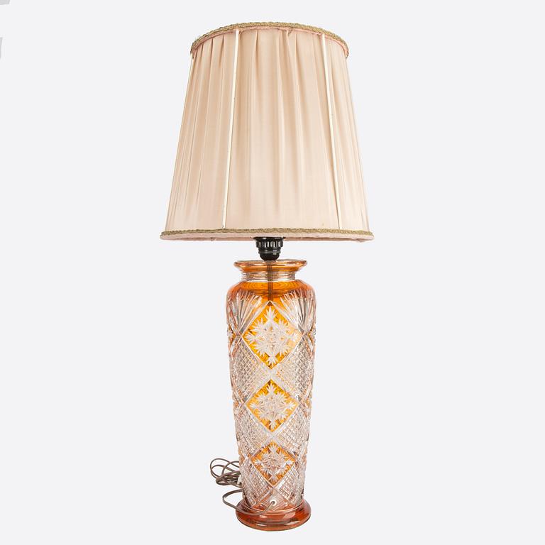 Bordslampa,  1900-talets första hälft möjligen Böhmen, slipat glas.