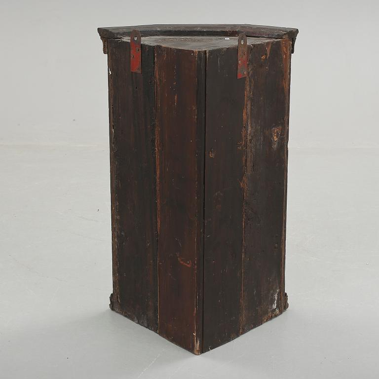 HÖRNHÄNGSKÅP, allmoge, 1800-tal.