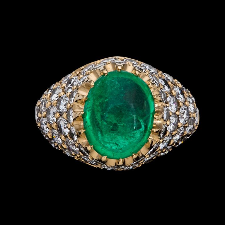 A cabochon cut emerald ring, app. 4 cts, and brilliant cut diamonds, tot. app. 3 cts.