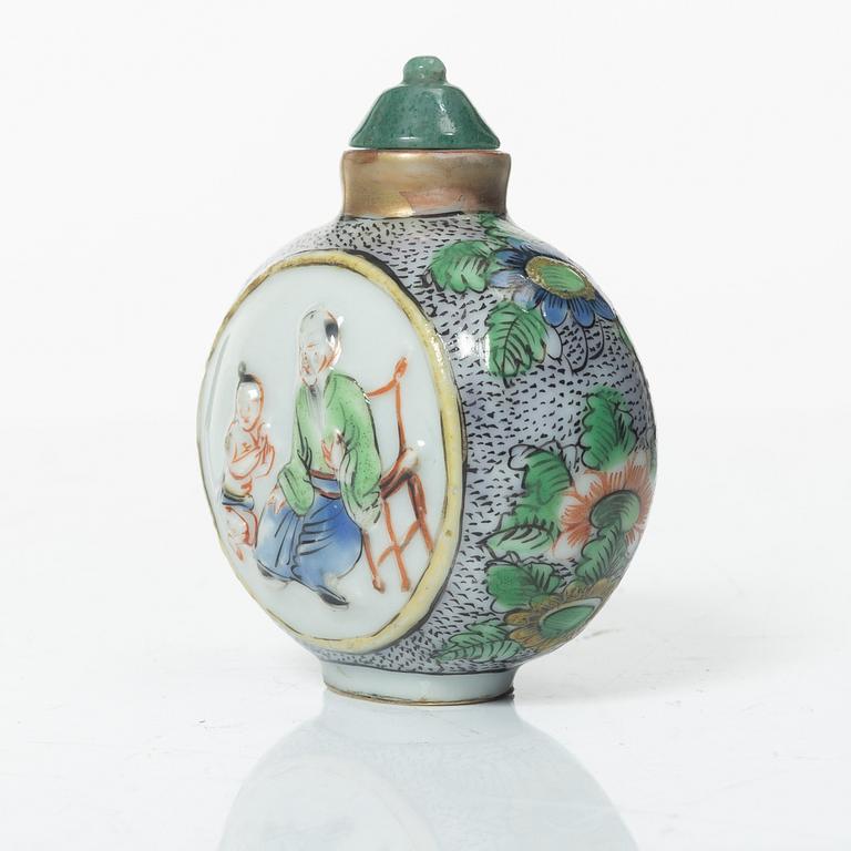 Fat, koppar, två stycken samt snusflaska, porslin. Qingdynastin, 1700/1800-tal.