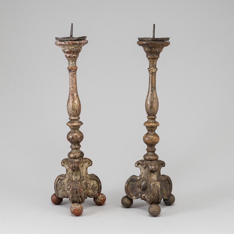 A pair of painted wood candlesticks, 17th/18th century.