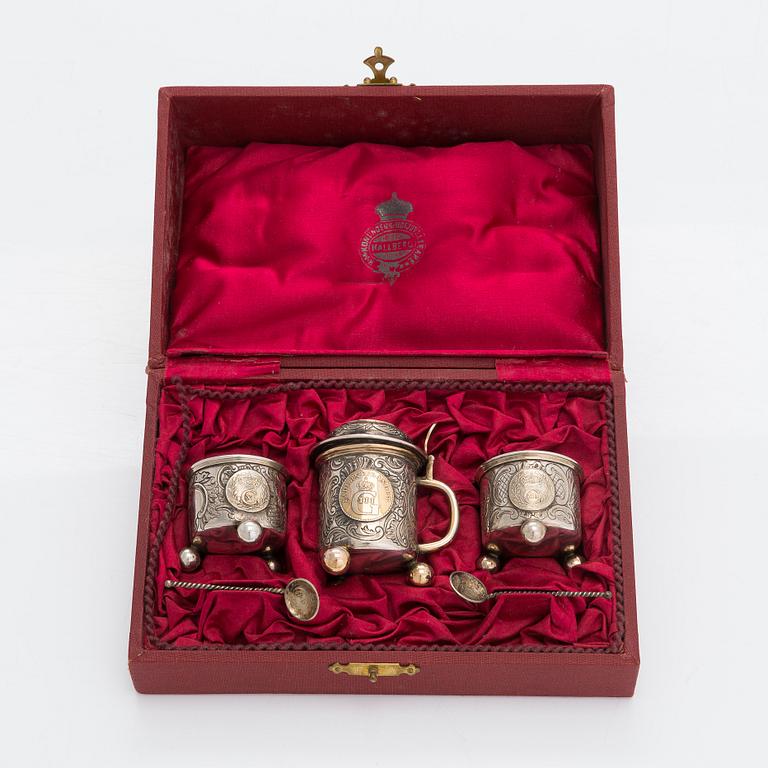 Saltkar och dryckeskanna i miniatyr, silver, C G Hallberg, Stockholm 1900-1904. I original ask.