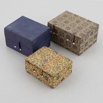 Snusflaskor, tre stycken, Kina, sen Qingdynasti/tidigt 1900-tal.