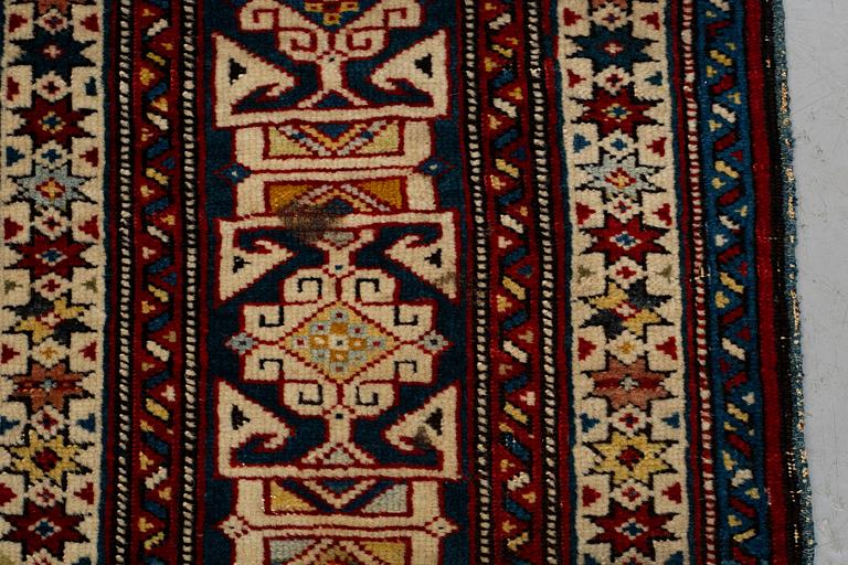 Matta, antik/semiantik Shirvan sannolikt, ca 178-180 x 125-129,5 cm (kortsidorna inklusive 2-2,5 cm "slätväv"),