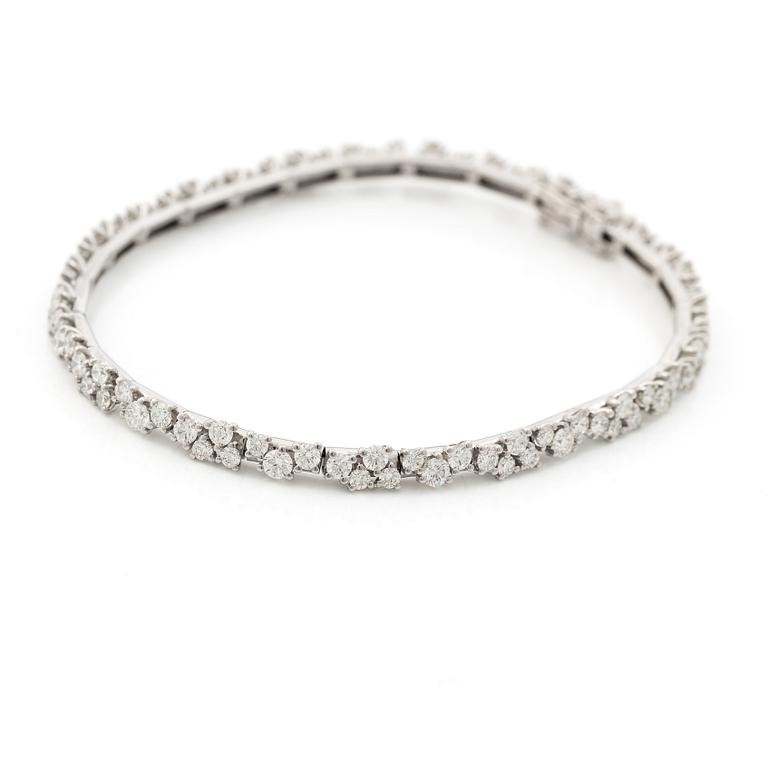 Bracelet 14K gold with round brilliant-cut diamonds.
