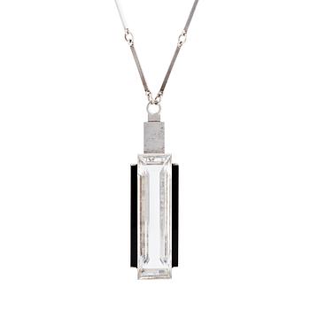 472. Wiwen Nilsson, a sterling silver necklace with a rock crystal and onyx pendant, Lund 1939.