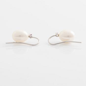 Örhängen med odlade pärlor och briljantslipade diamanter.