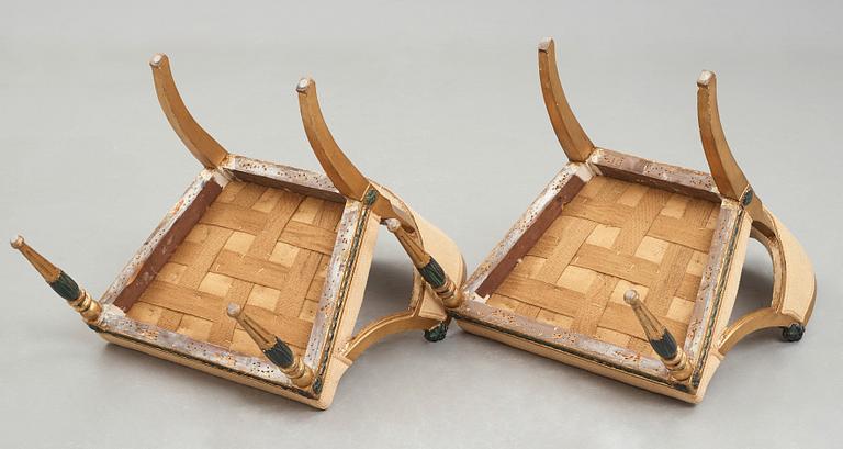 KARMSTOLAR, ett par, sengustavianska stockholmsarbeten, cirka år 1800.