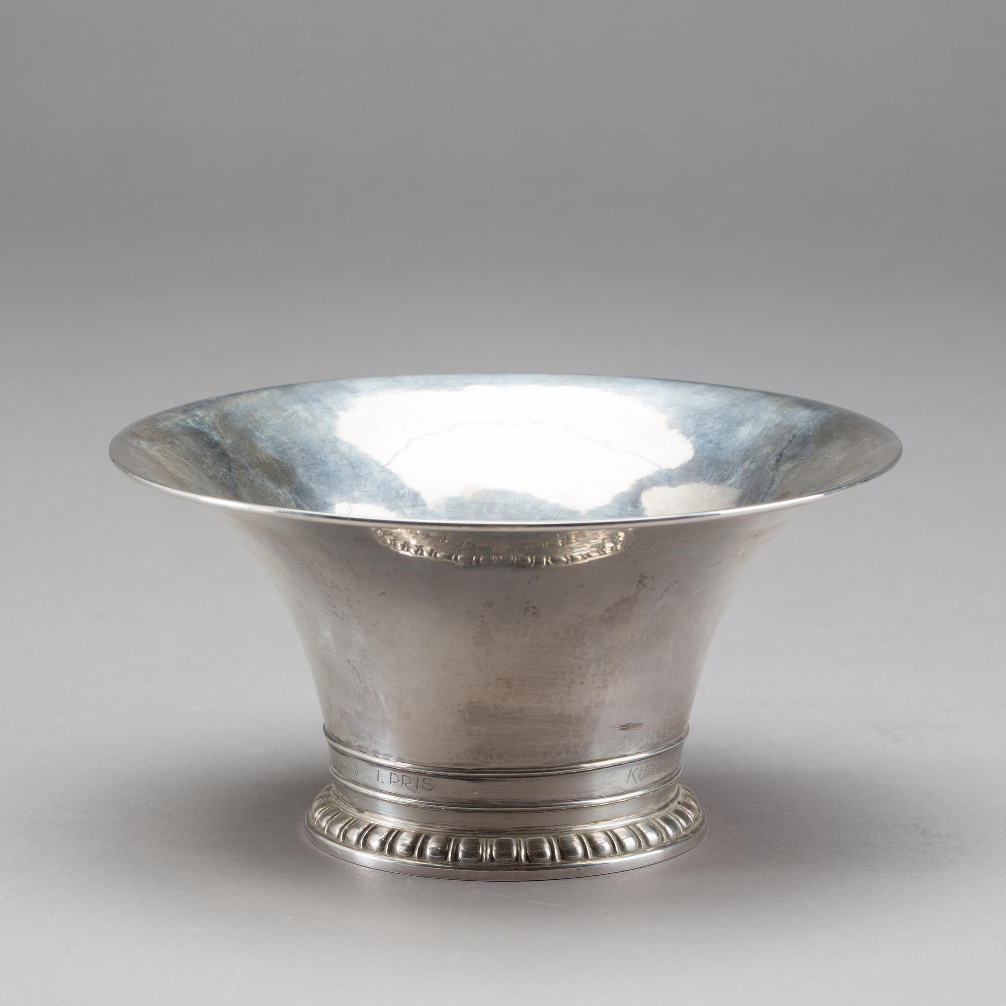 SKÅL PÅ FOT, silver, C G Hallberg, Stockholm 1923. Med Kungliga Segelsällskapet KSSS emblem. Vikt c:a 320 g.