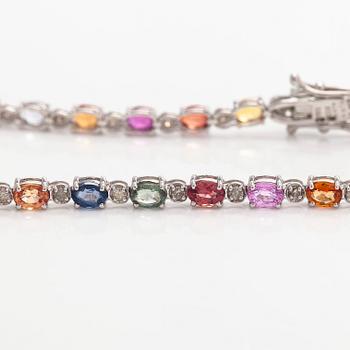 Rannekoru, 18K valkokultaa monivärisillä safiireilla ja timanteilla.