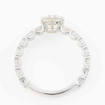 Ring 18K vitguld med briljantslipade diamanter medföljande IGI report.