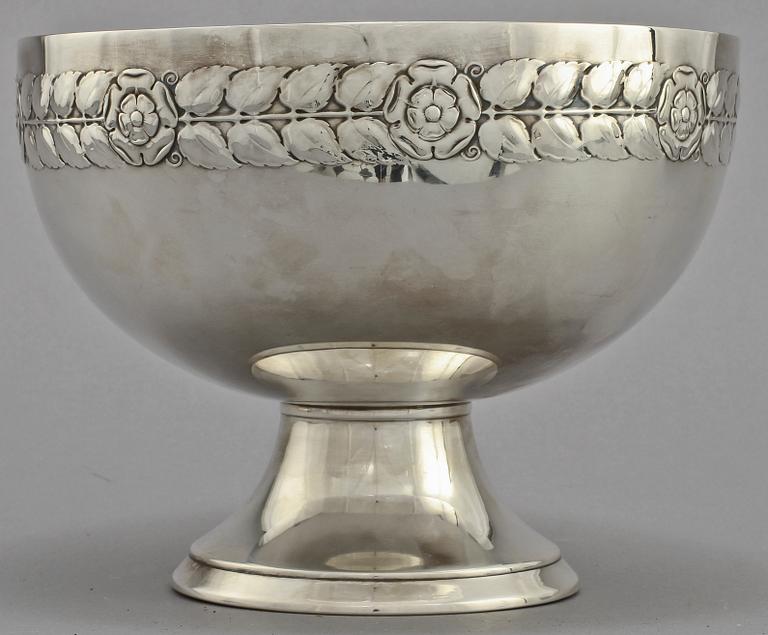 SKÅL PÅ FOT, silver, Stockholm, 1916. Vikt 745 g.