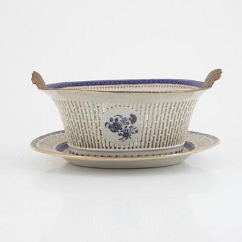 A basket weave export porcelain bowl with stand, China, Jiaqing (1796-1820).