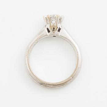Ring in 18K white gold set with a round brilliant-cut diamond.