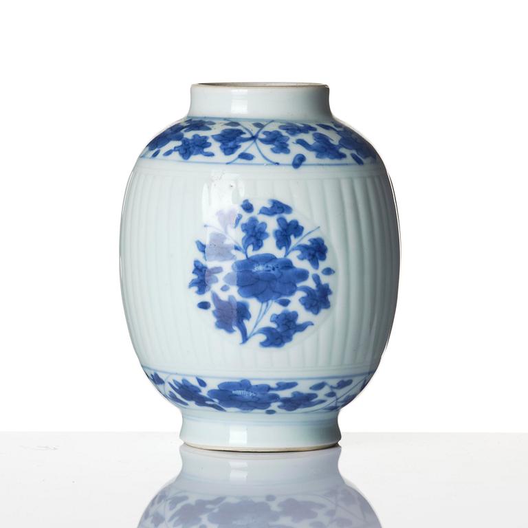A blue and white tea caddy, Qing dynasty, Kangxi (1662-1722).
