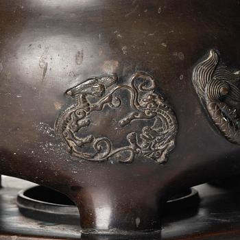 A large bronze censer with cover, Qing dynasty, 19th century.