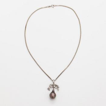 An 18K white gold necklace with a cultured pearl and diamonds ca. 0.32 ct in total.