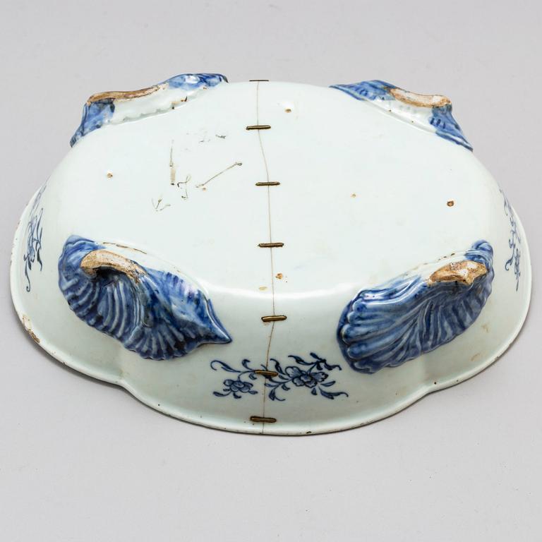 A blue and white export porcelain serving dish, Qing dynasty, Qianlong (1736-95).