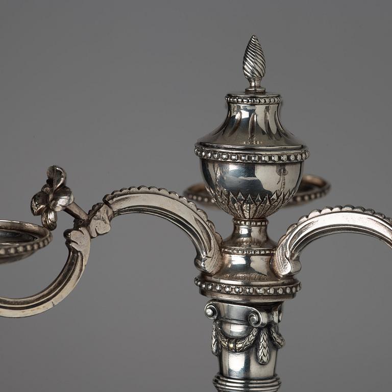 KANDELABRAR, för tre ljus, ett par, av Johan Gustaf Ahlgren, Stockholm 1777, gustavianska.