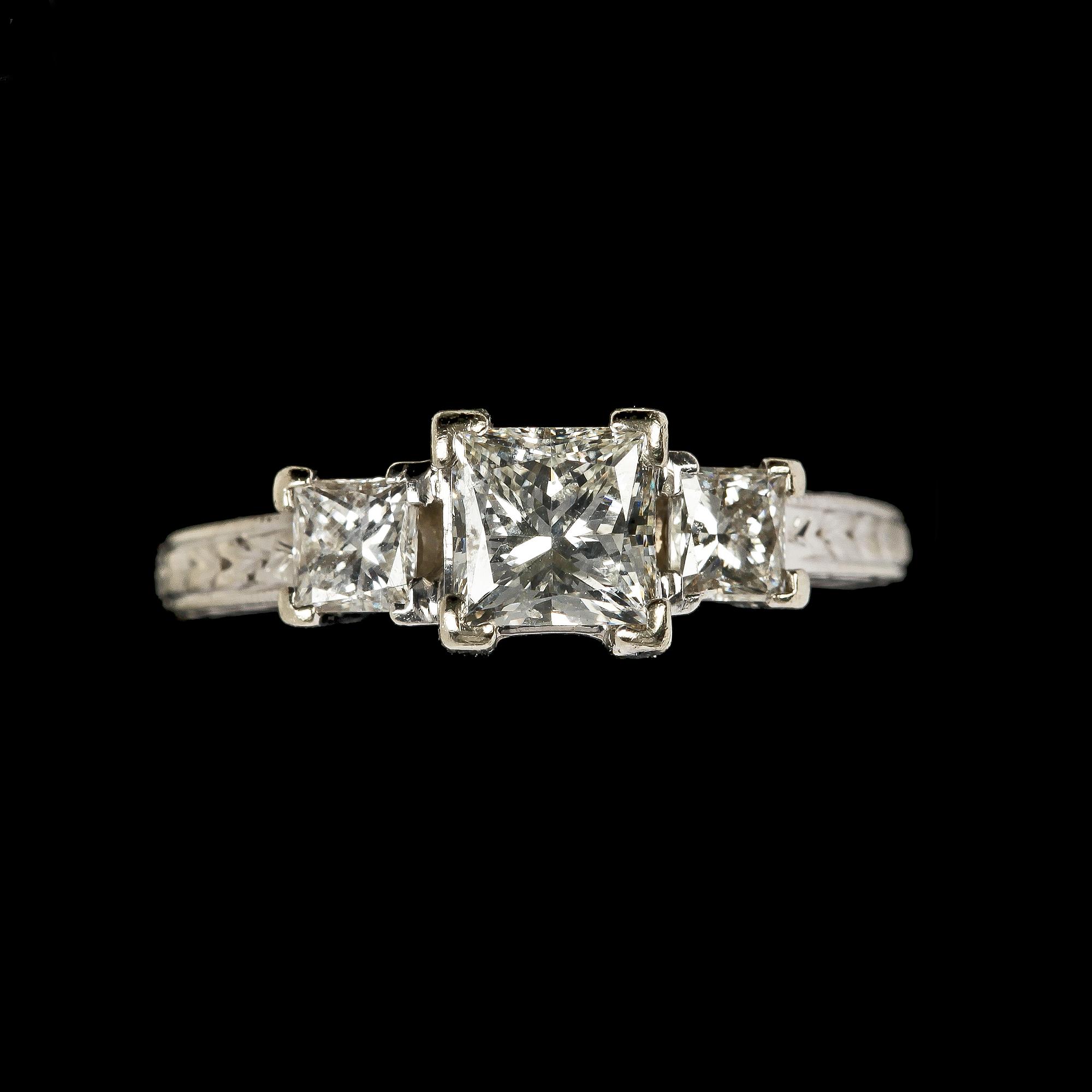 RING, princess cut diamond, app. 0.90 cts, and two princess cut diamonds, tot. app. 0.30 cts.
