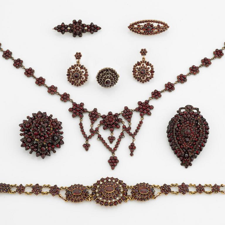 Smycken med granater, 9 st föremål.