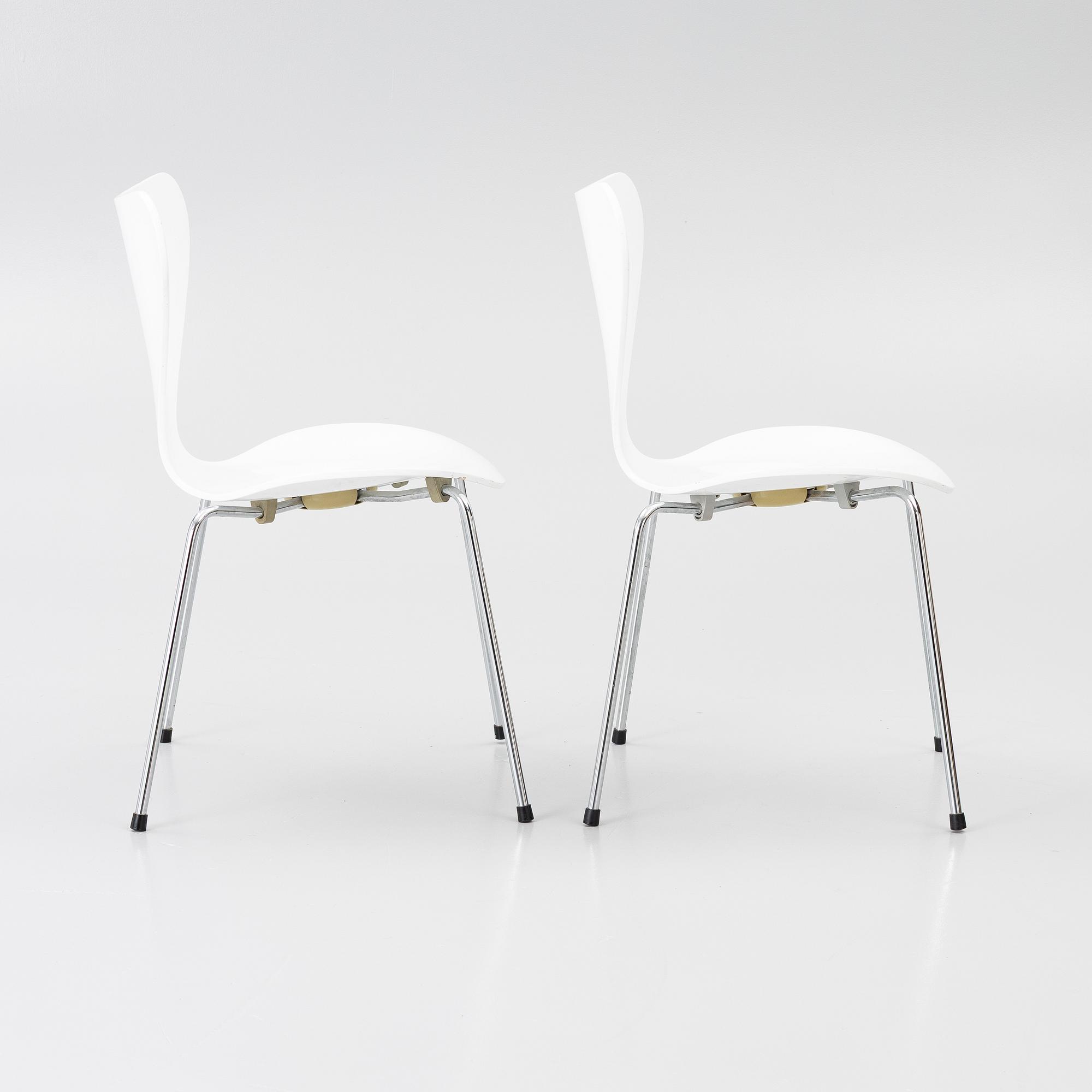 Arne Jacobsen, stolar, 2 st, "Sjuan", 1900-talets slut.