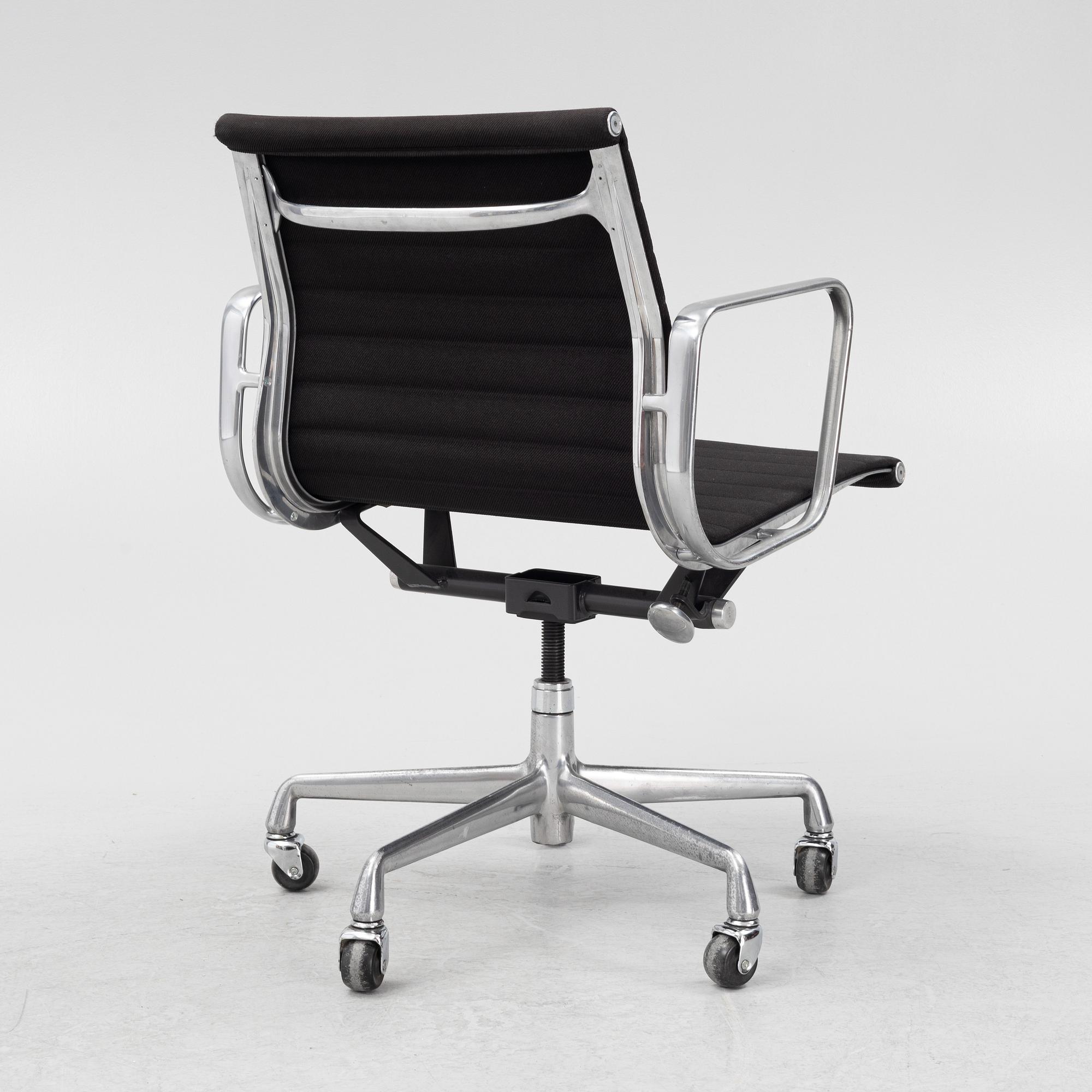 Charles & Ray Eames, swivel chair, 'EA 335', Norman Miller 1997.