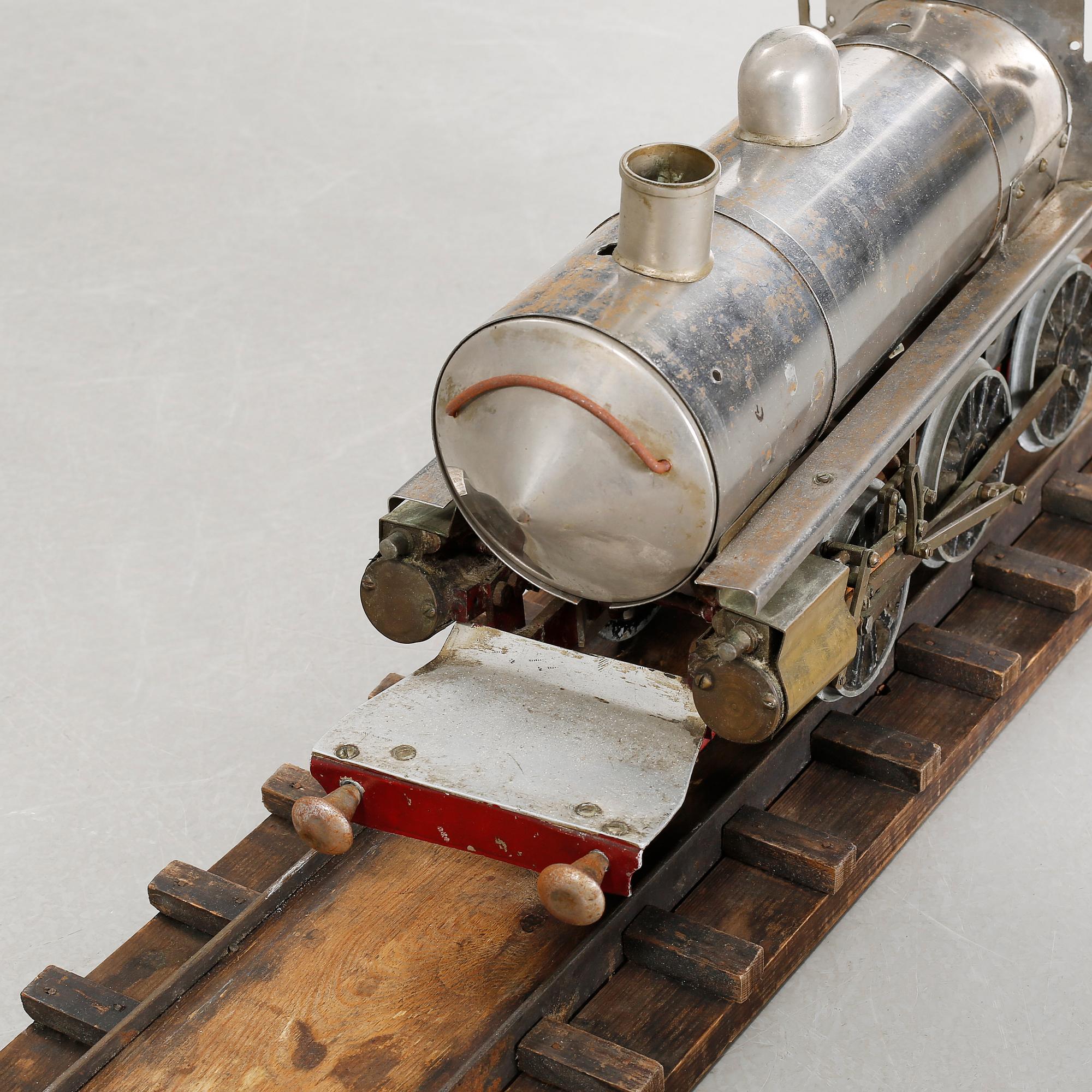 A steam engine with tender and a steam engine, probably England, first half of / mid 20th century.