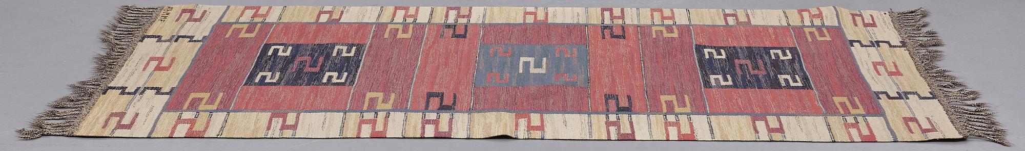 Märta Måås-Fjetterström, GALLERIMATTA, "Röda Esset", rölakan, ca 225,5-228,5 x 112-115 cm, signerad AB MMF.