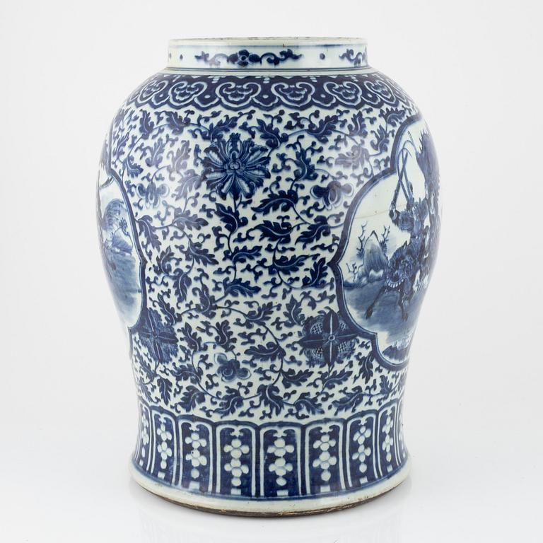 A blue and white vase, late Qing dynasty, circa 1900.