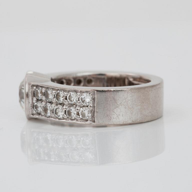 RING med olikaslipade diamanter.