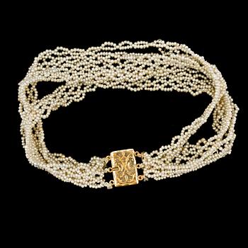 ARMBAND, orientaliska pärlor med lås i 18k guld, GAB, Stockholm, 1945.