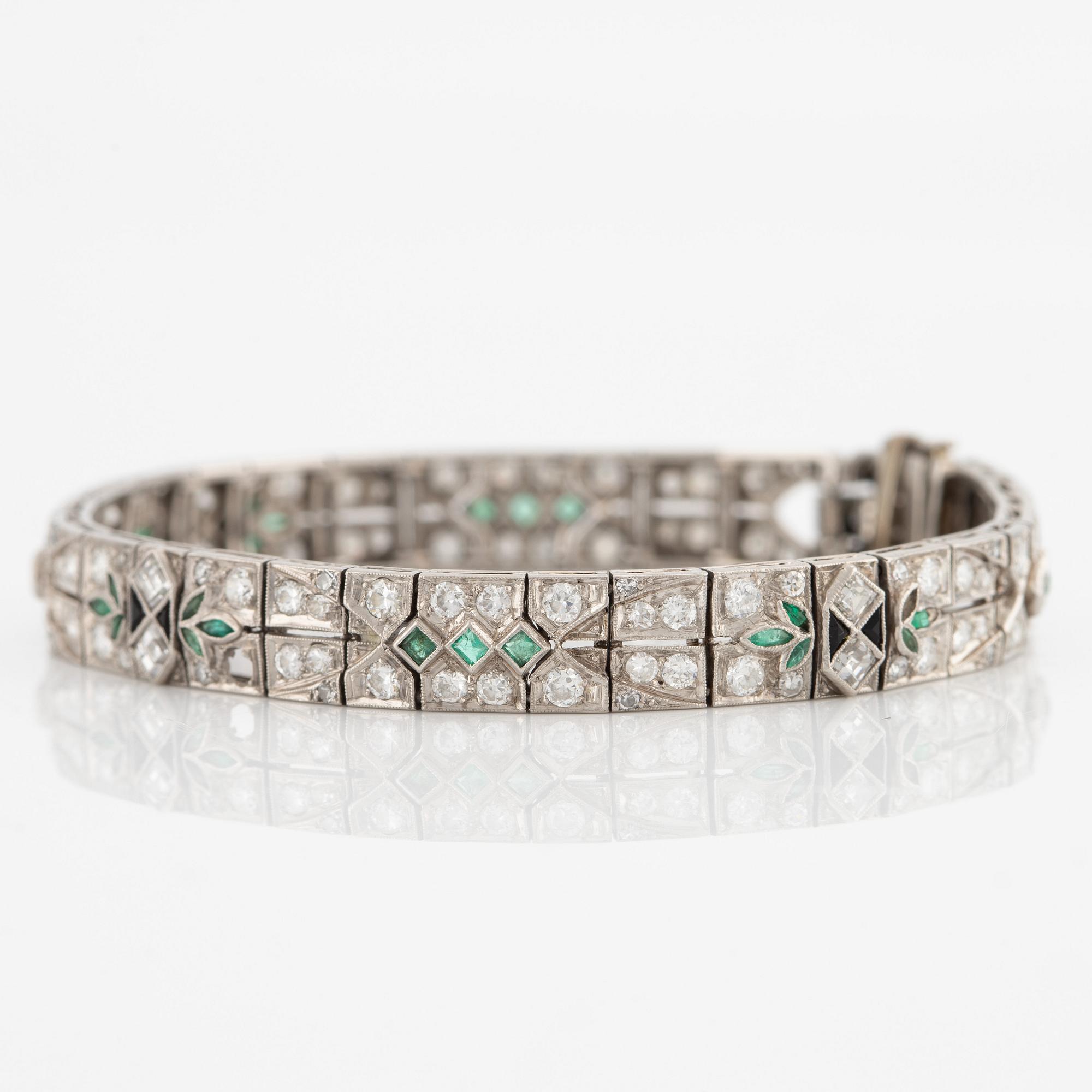 Armband platina med runda briljant-, åttkant och trappslipade diamanter, smaragder och onyx.