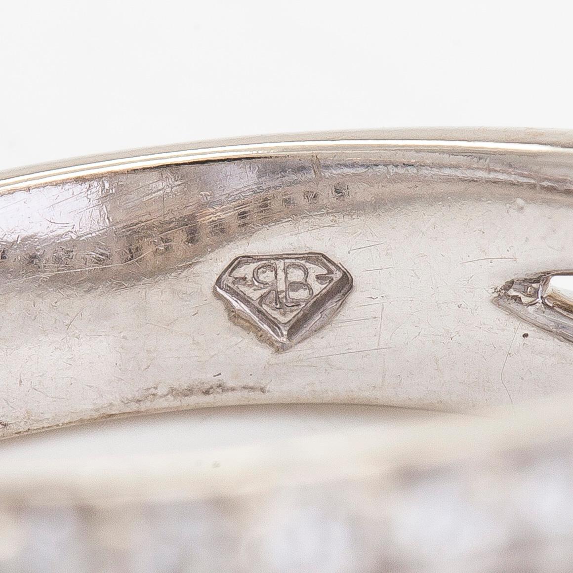 Ring, 14K vitguld med en prinsesslipad diamant ca 0.50 ct och sidodiamanter totalt ca 0.30 ct.