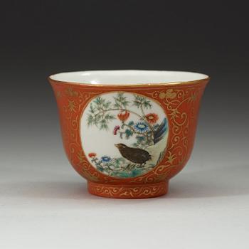KOPP, porslin, Qing dynastin 1800-tal. Med Qianlongs sigillmärke i rött.