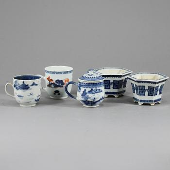 YTTERFODER, 2 st, KOPPAR, 2 st, SAMT CRÈMEKOPP, porslin, Kina, 1700/1800-tal.
