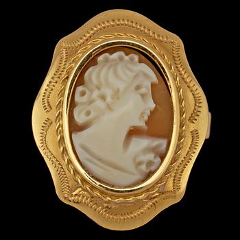 RING, 18k guld med snäckskalskamé, Alton, Falköping, 1992. Vikt 3 g.