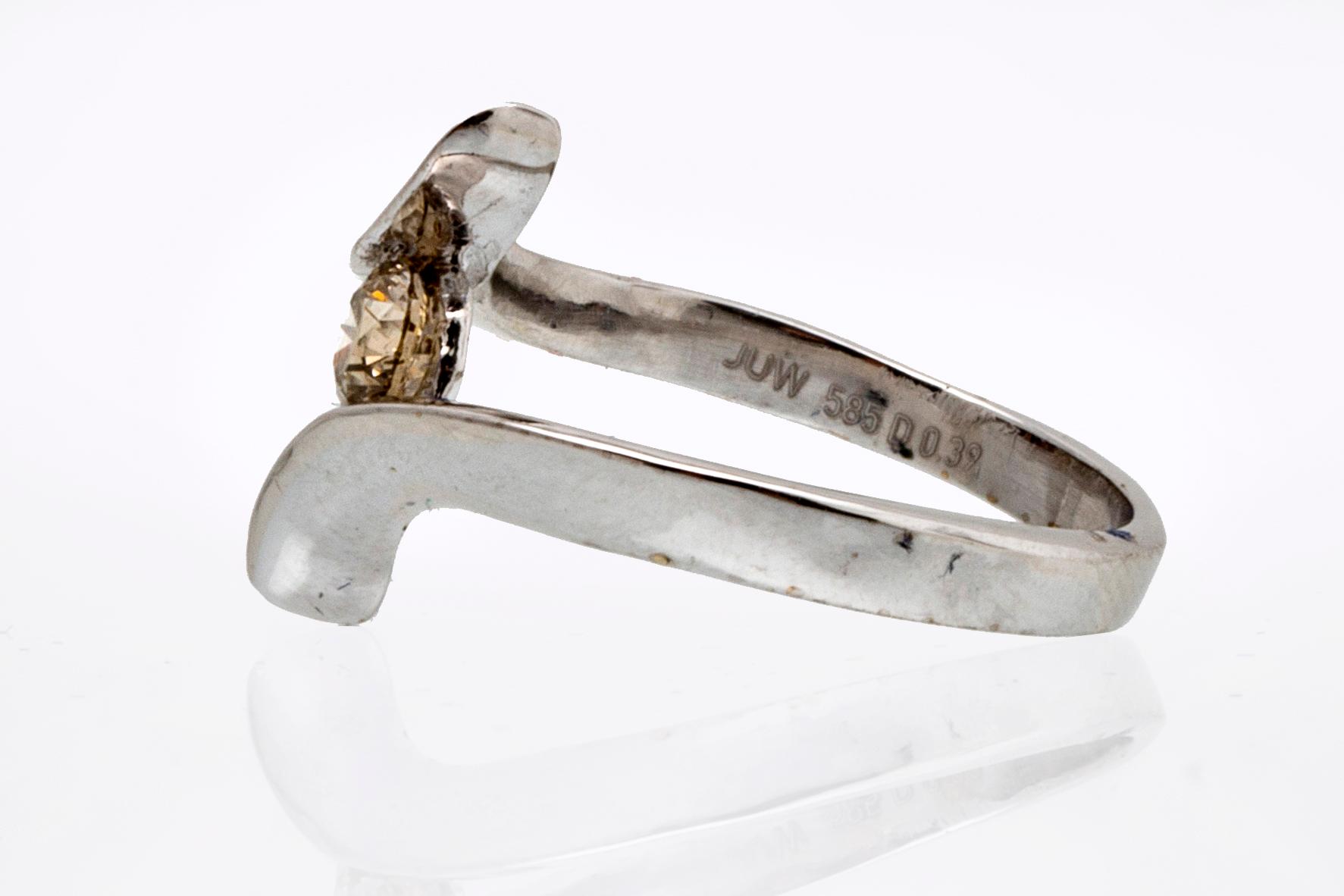 Ring 14K whitegold 1 brilliant-cut diamond 0,39 ct inscribed, light brown SI.