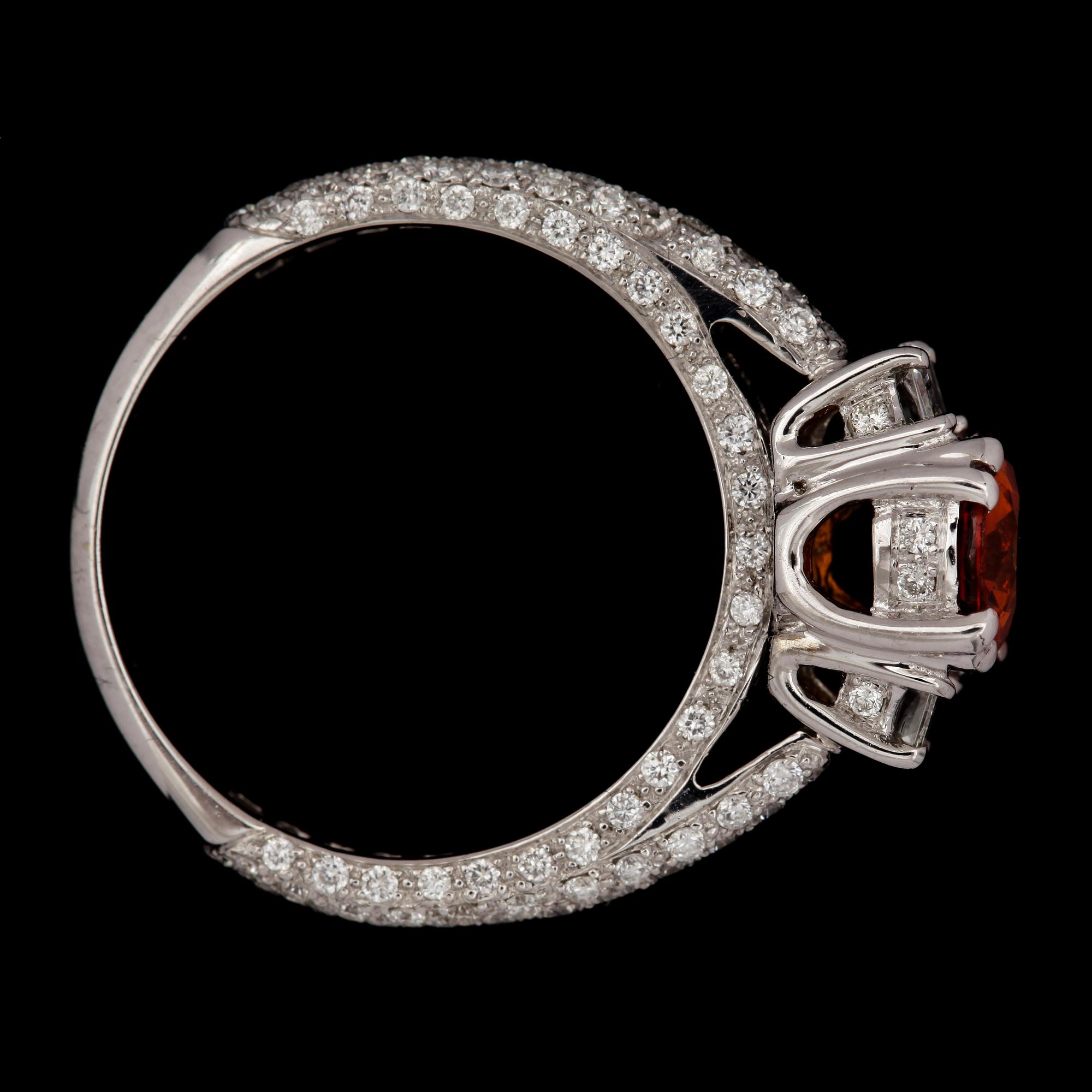 RING, 18k vitguld med orange safir ca1,71ct o diamanter tot ca0,69ct. Vikt 4,5g.