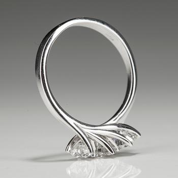 RING, vitguld 18K med 3 briljantslipade diamanter tot. 0,91 ct. Vikt 3,18 g. Intyg.