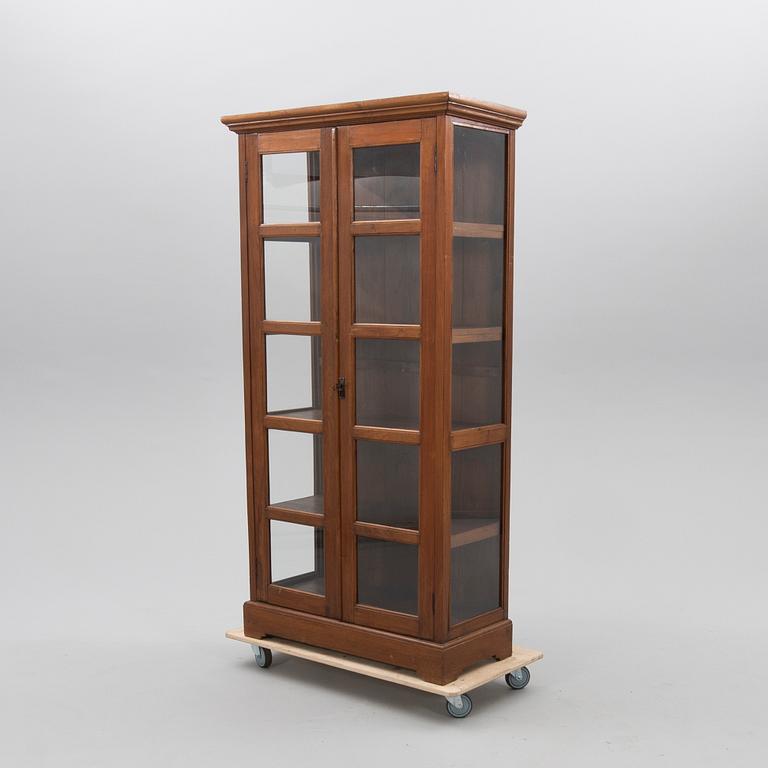 Vitrinskåp 1900-tal.