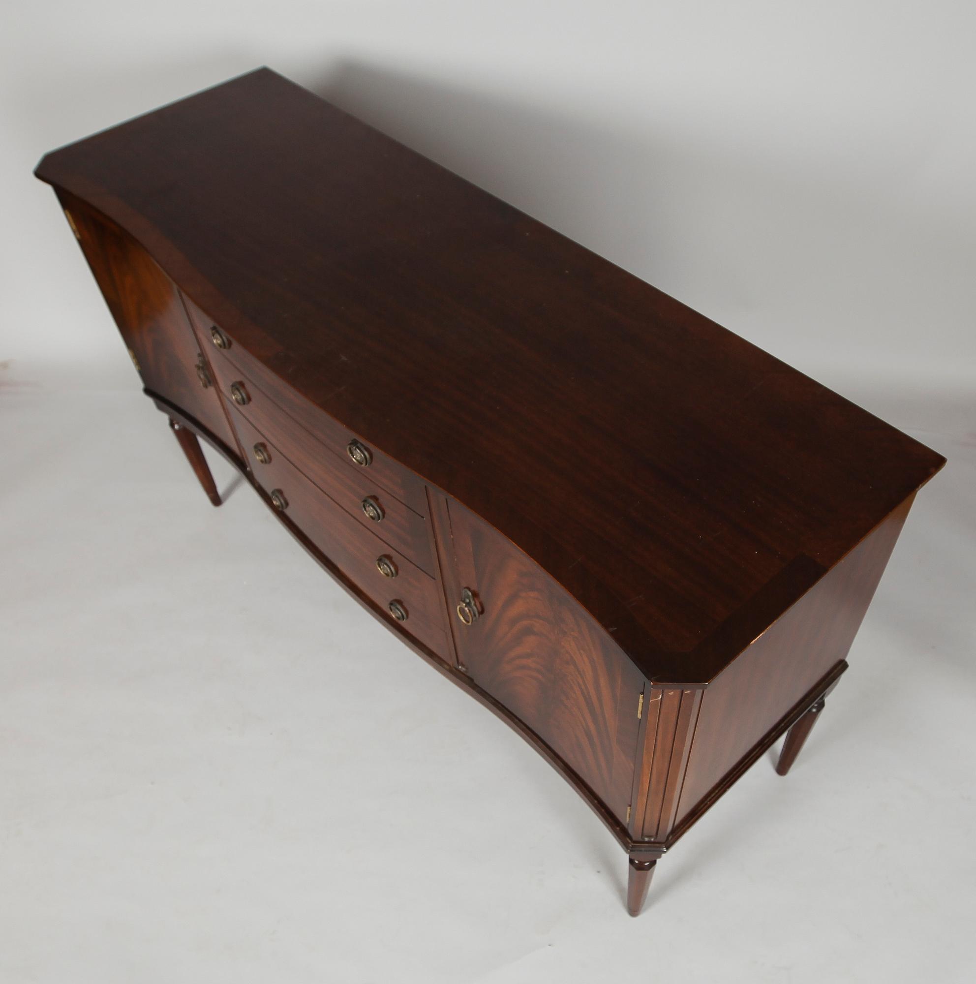 SIDEBOARD, England, 1900-talets mitt.