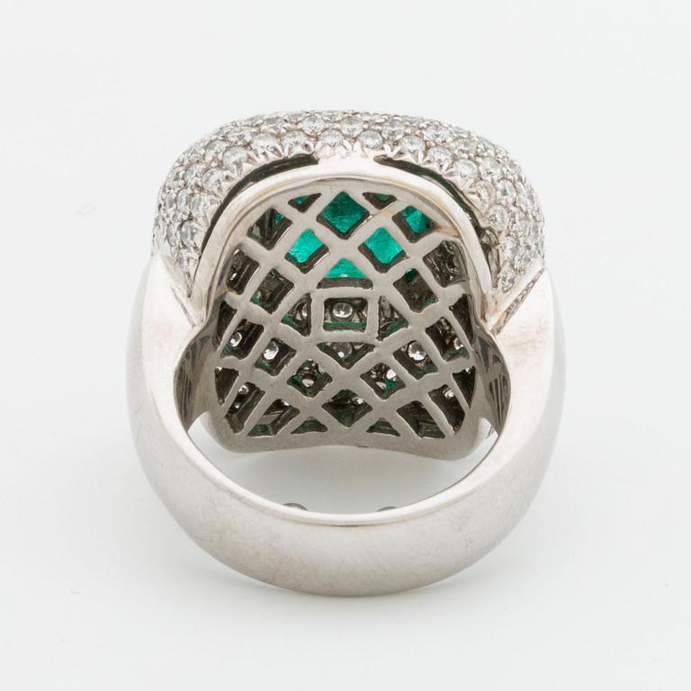 SMARAGDRING, 18K vitguld 1 smaragd ca 10 x 10 mm samt briljanter ca 3,5 ct.