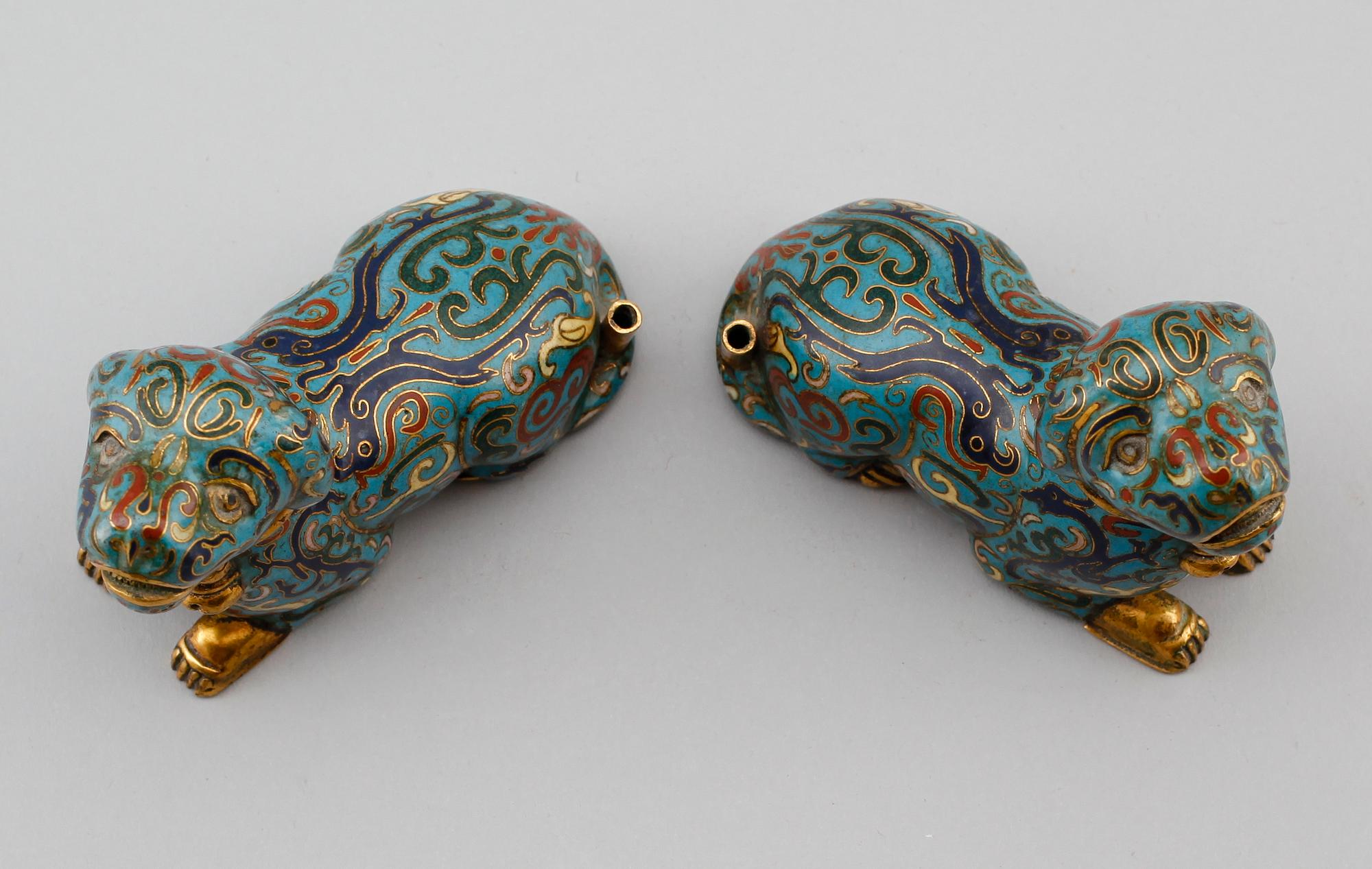 FIGURER, 1 par, cloisonné, Kina, Qing dynasti 1662-1912.