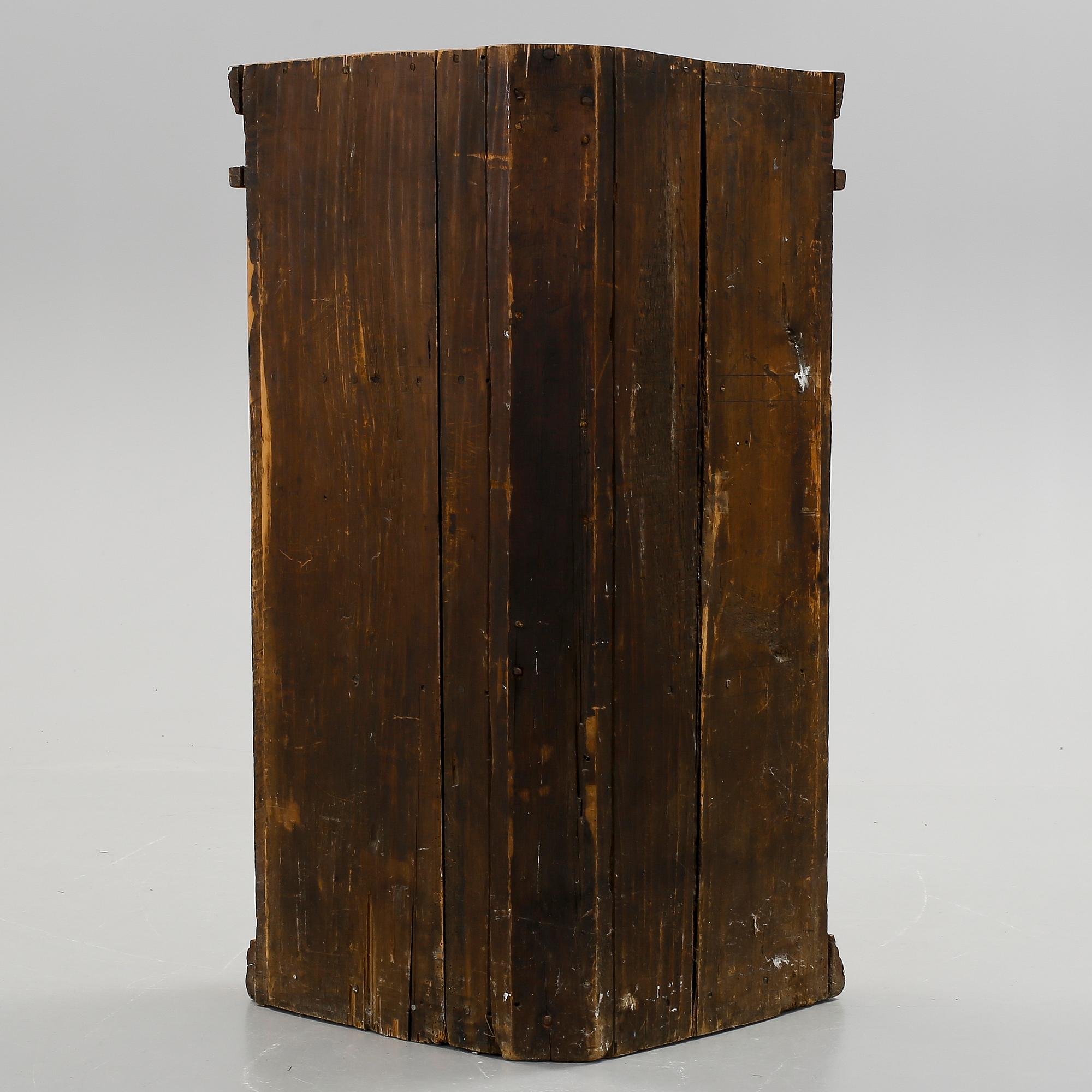 HÖRNSKÅP, allmoge, 1700-tal.