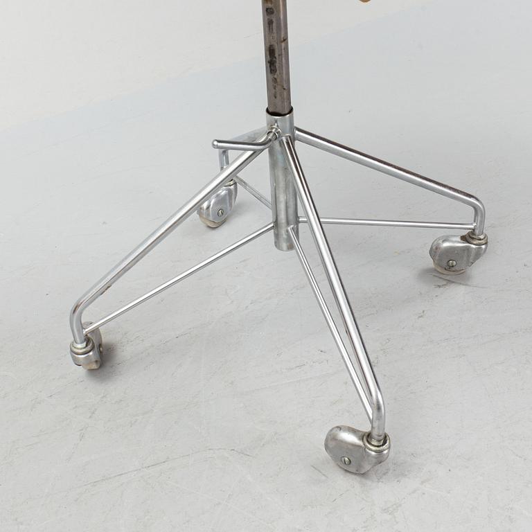 Arne Jacobsen, a 'Serie 7' desk chair, Fritz Hansen.