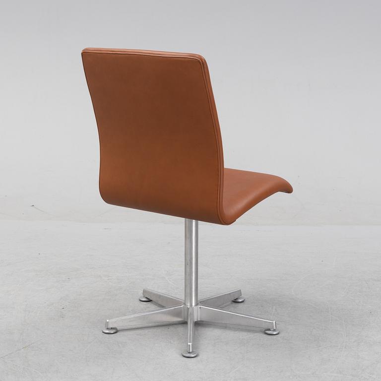 Arne Jacobsen, skrivbordsstol, "Oxford", Fritz Hansen, Danmark, daterad 2003.