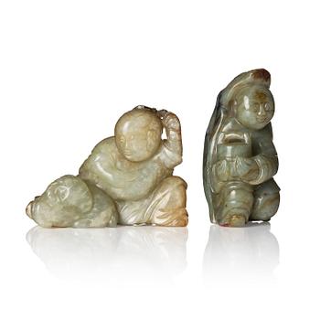 977. Figuriner, två stycken, jade samt grön sten. Sen Qingdynasti.